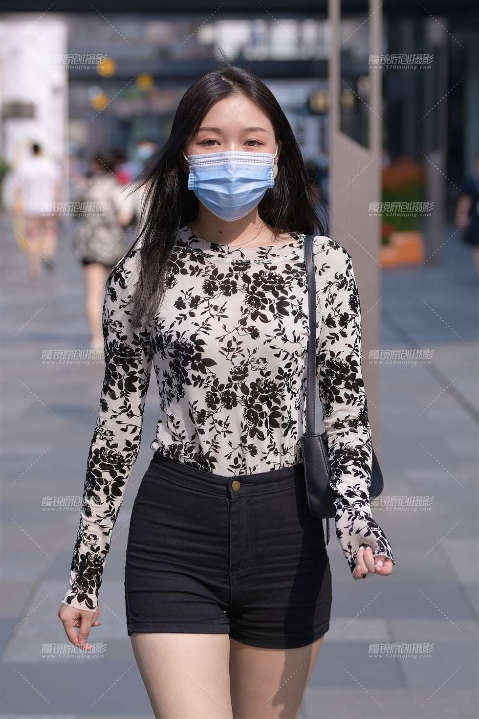 图片[1]-紧致de黑色热裤美眉-街拍流行馆
