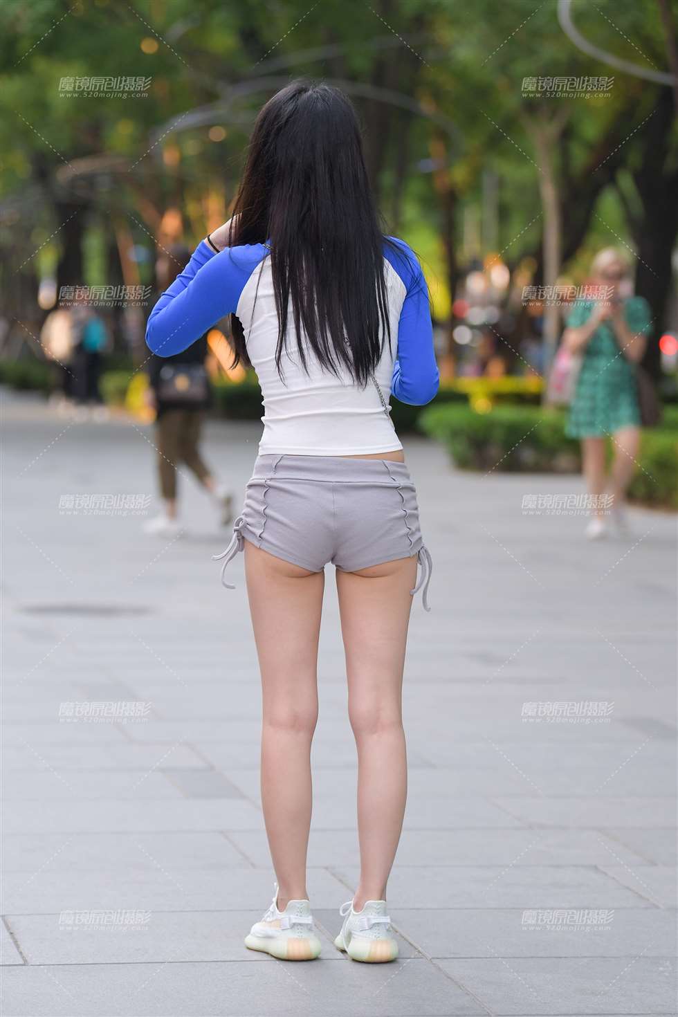 图片[2]-【补档】灰色热裤女孩-街拍流行馆