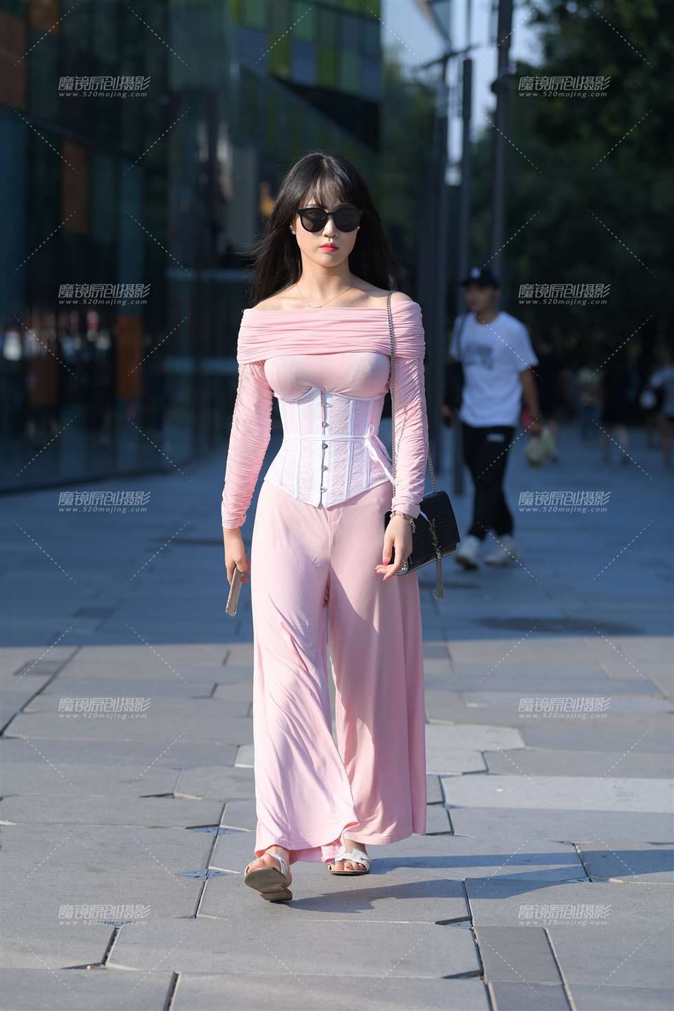 图片[4]-搭讪粉色长裤美眉-街拍流行馆