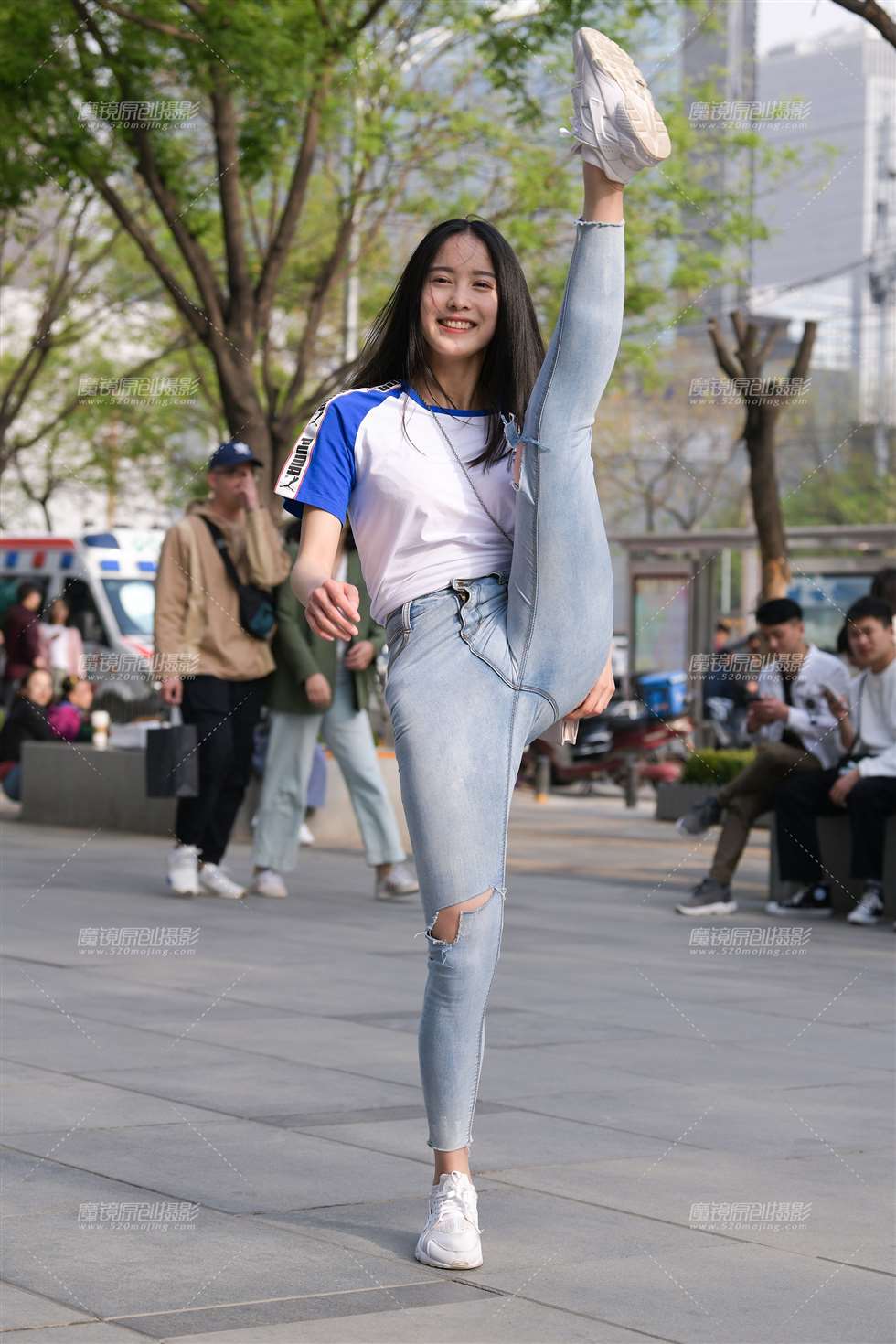 图片[1]-蓝色牛仔裤美女-街拍流行馆