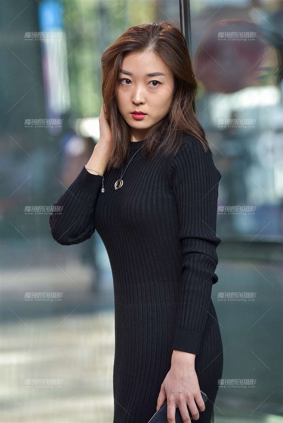 图片[1]-优雅包臀长裙美女-街拍流行馆