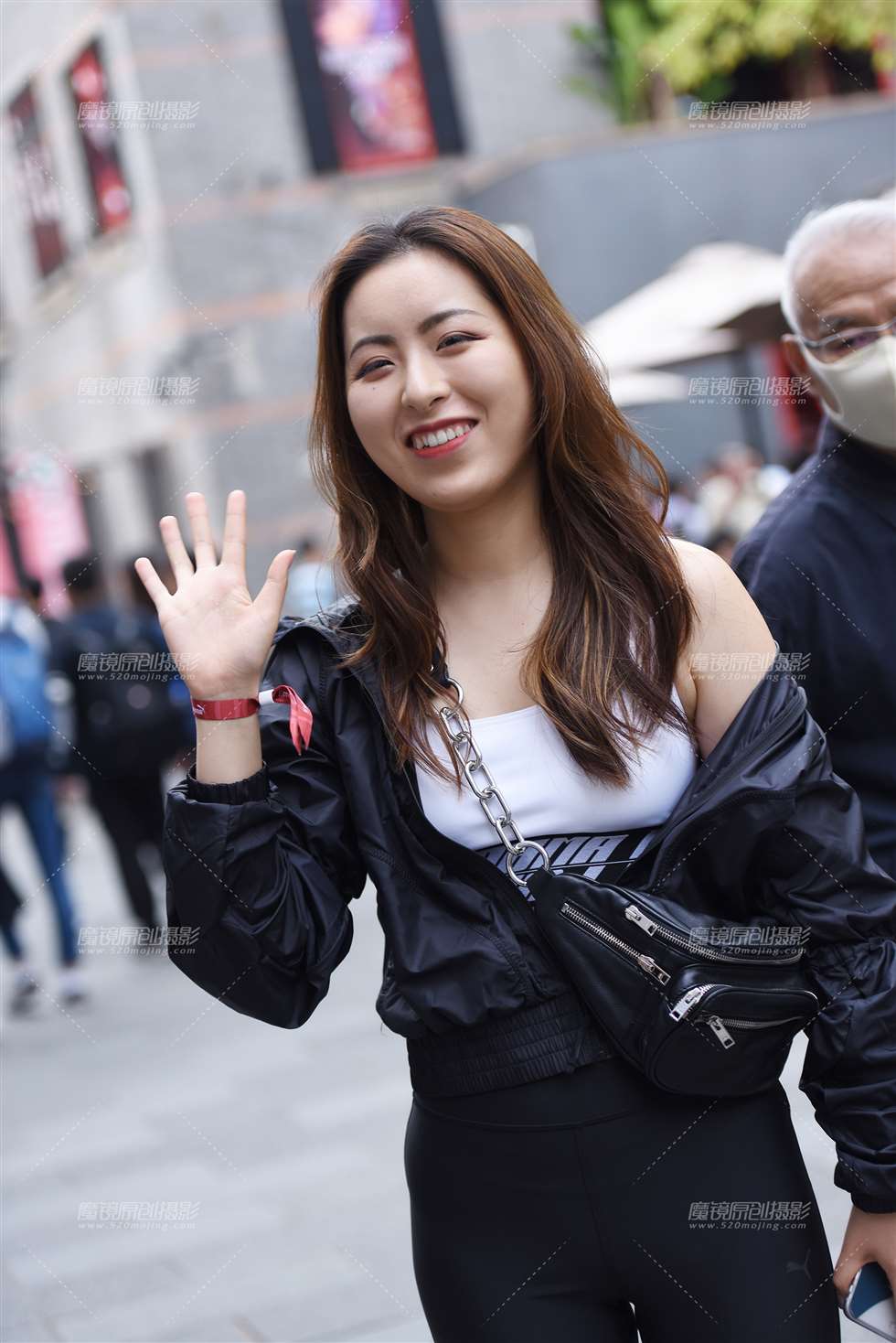 图片[1]-(补档)漂亮的女摄影师-街拍流行馆