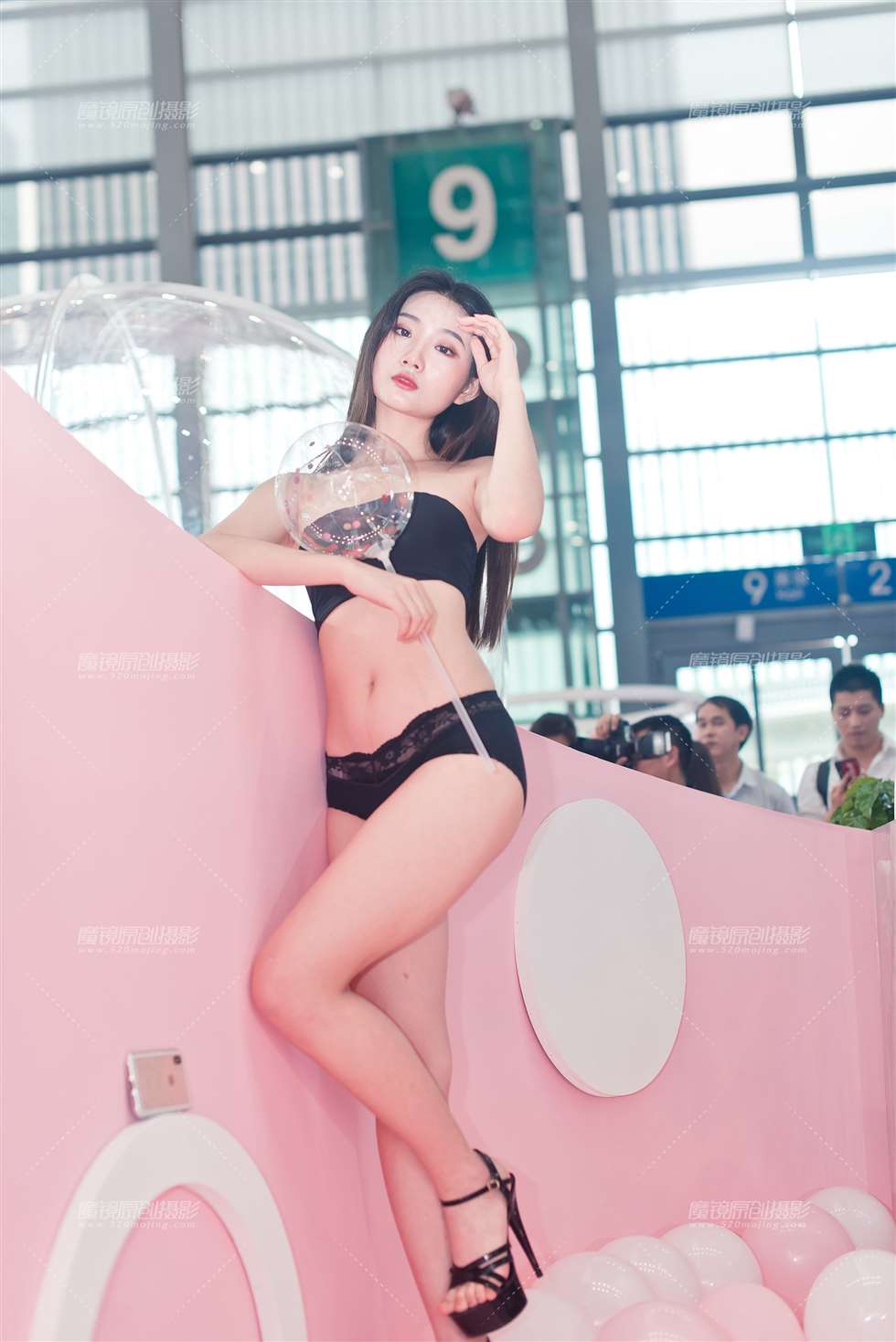 图片[3]-【御风赛贴】2019甚至内衣展可爱小妹-街拍流行馆