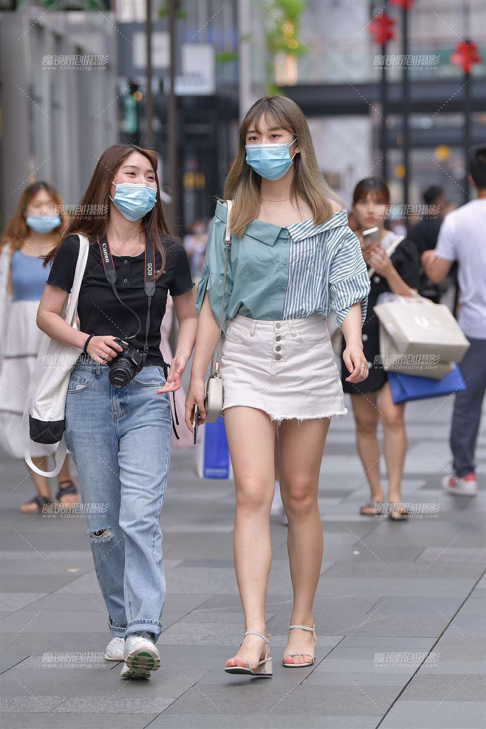 图片[1]-白色短裙美眉-街拍流行馆