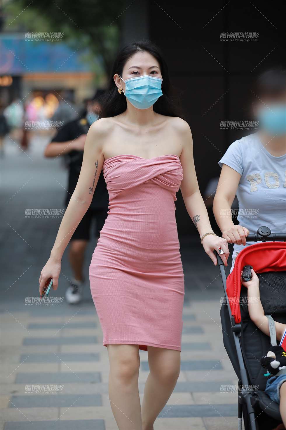 图片[1]-【玻璃街拍】时尚性感辣妈-街拍流行馆