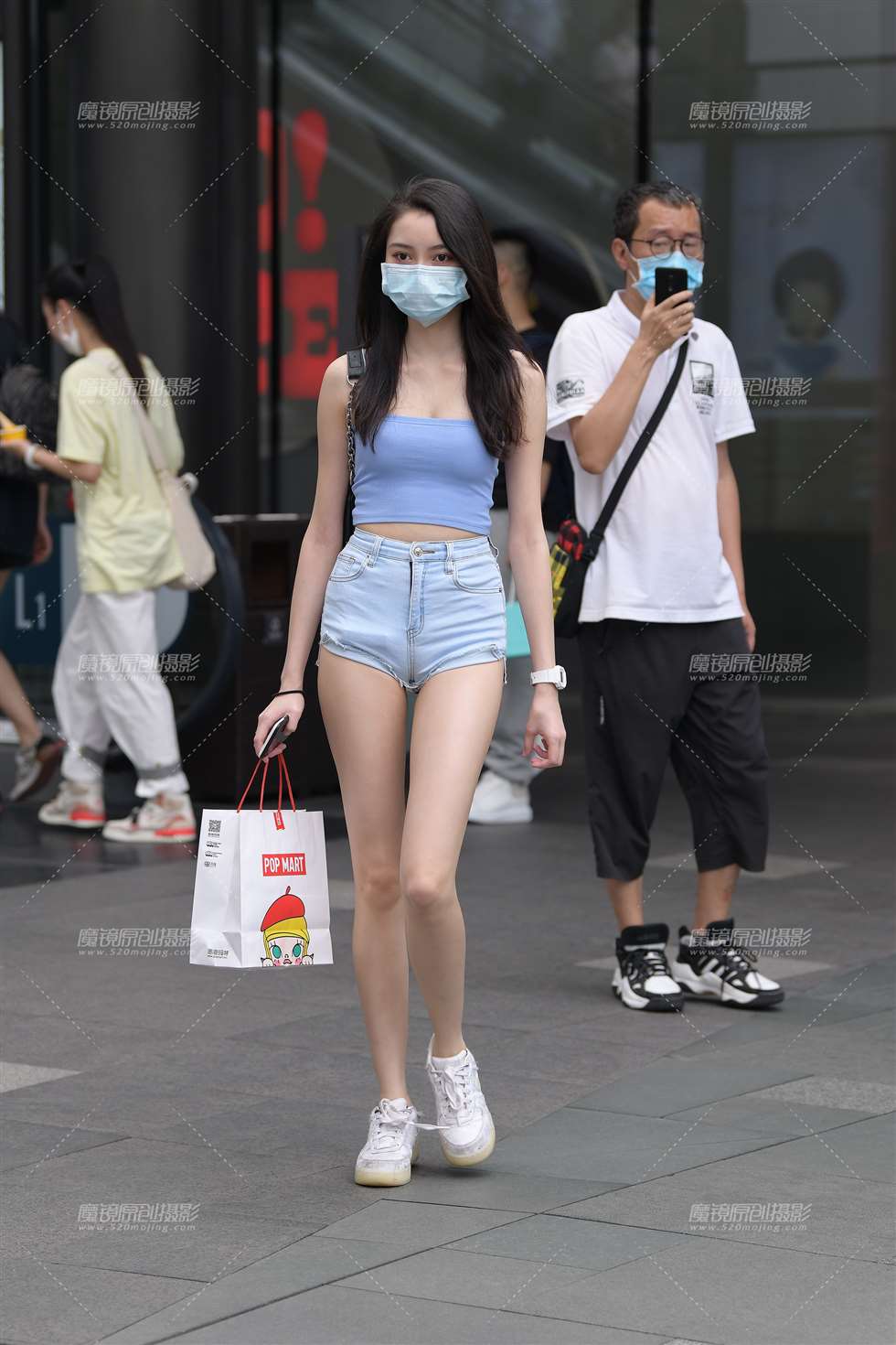 图片[1]-热裤美女,她这腿真心长啊-街拍流行馆