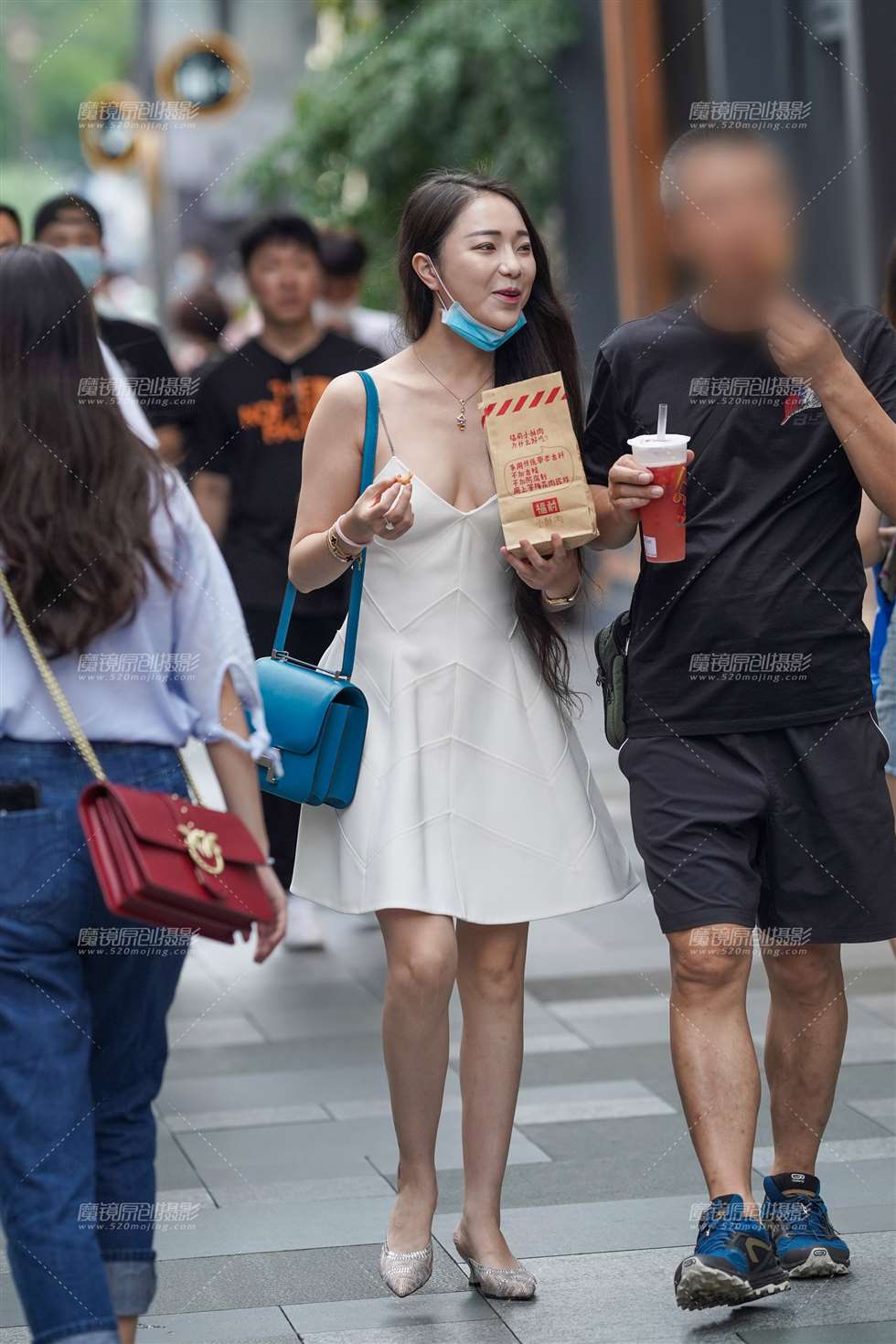 图片[4]-酥胸美背 尽显女人味-街拍流行馆