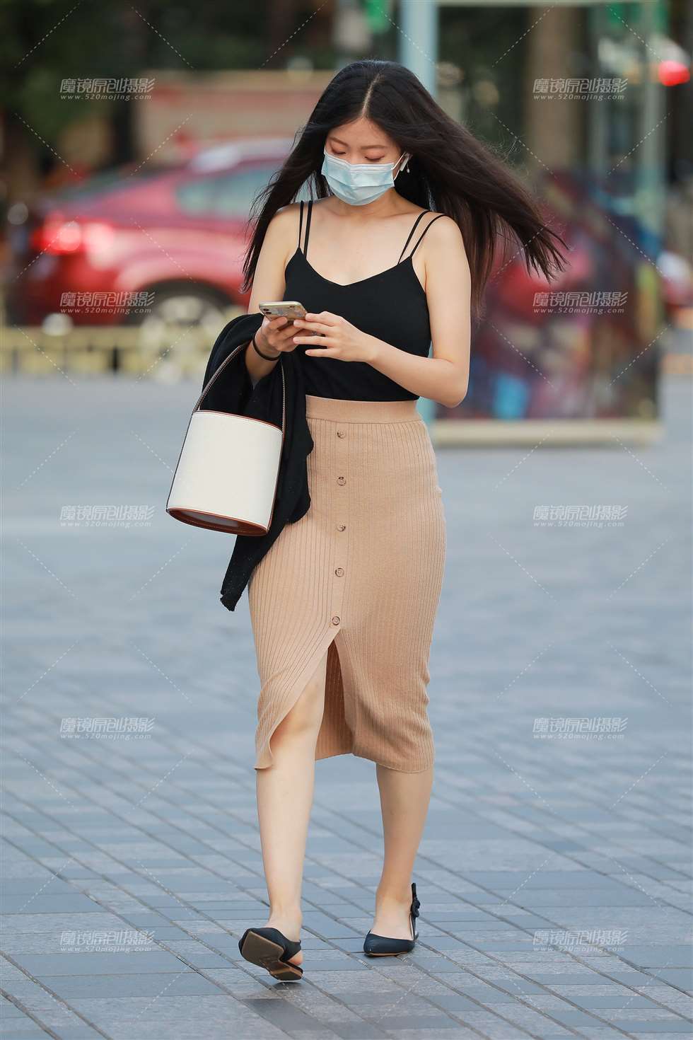 图片[1]-【玻璃街拍】性感包臀裙美眉-街拍流行馆
