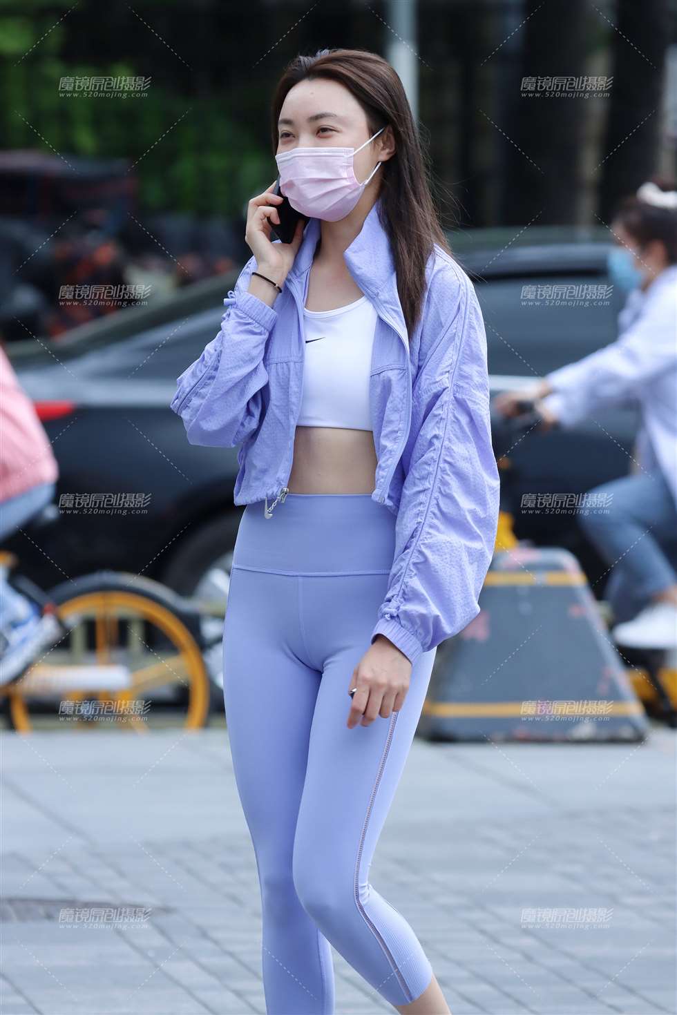 图片[1]-【玻璃街拍】蓝色瑜伽裤小妹-街拍流行馆
