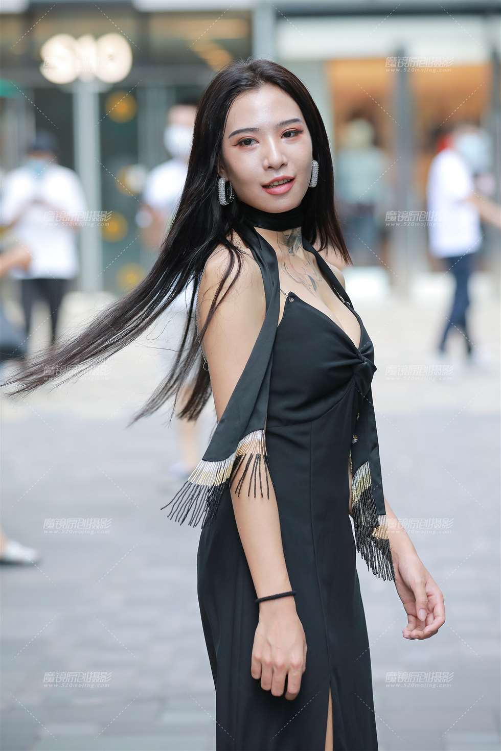 图片[1]-【玻璃街拍】丰满黑色连衣裙美眉-街拍流行馆