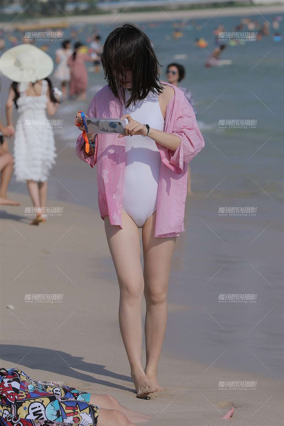 图片[3]-海边性感的白色高叉泳装美眉-街拍流行馆
