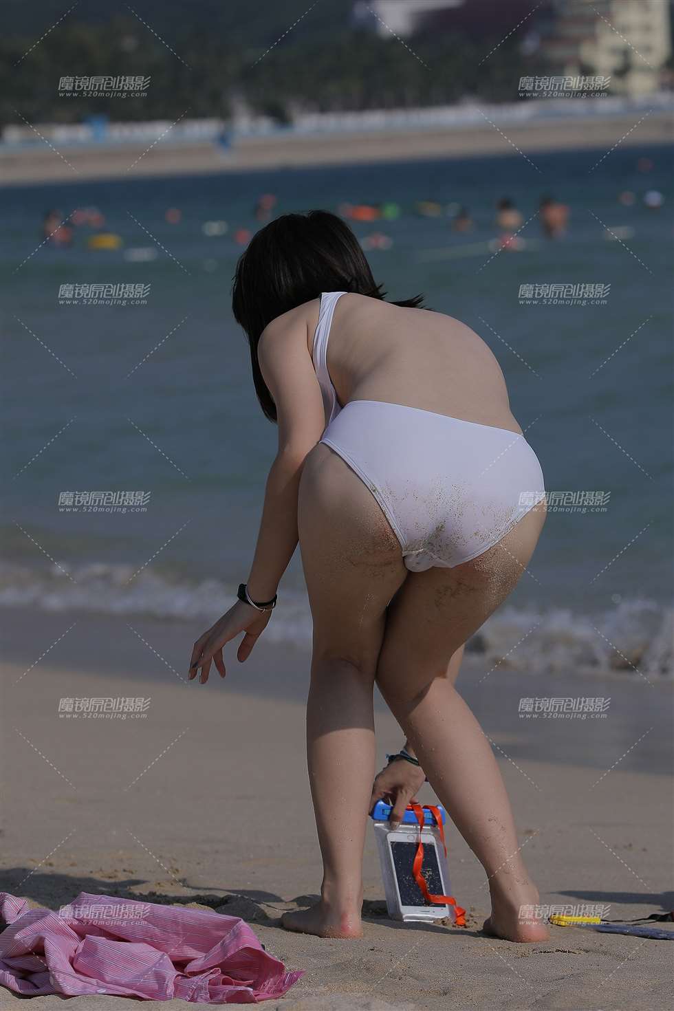 图片[2]-海边性感的白色高叉泳装美眉-街拍流行馆