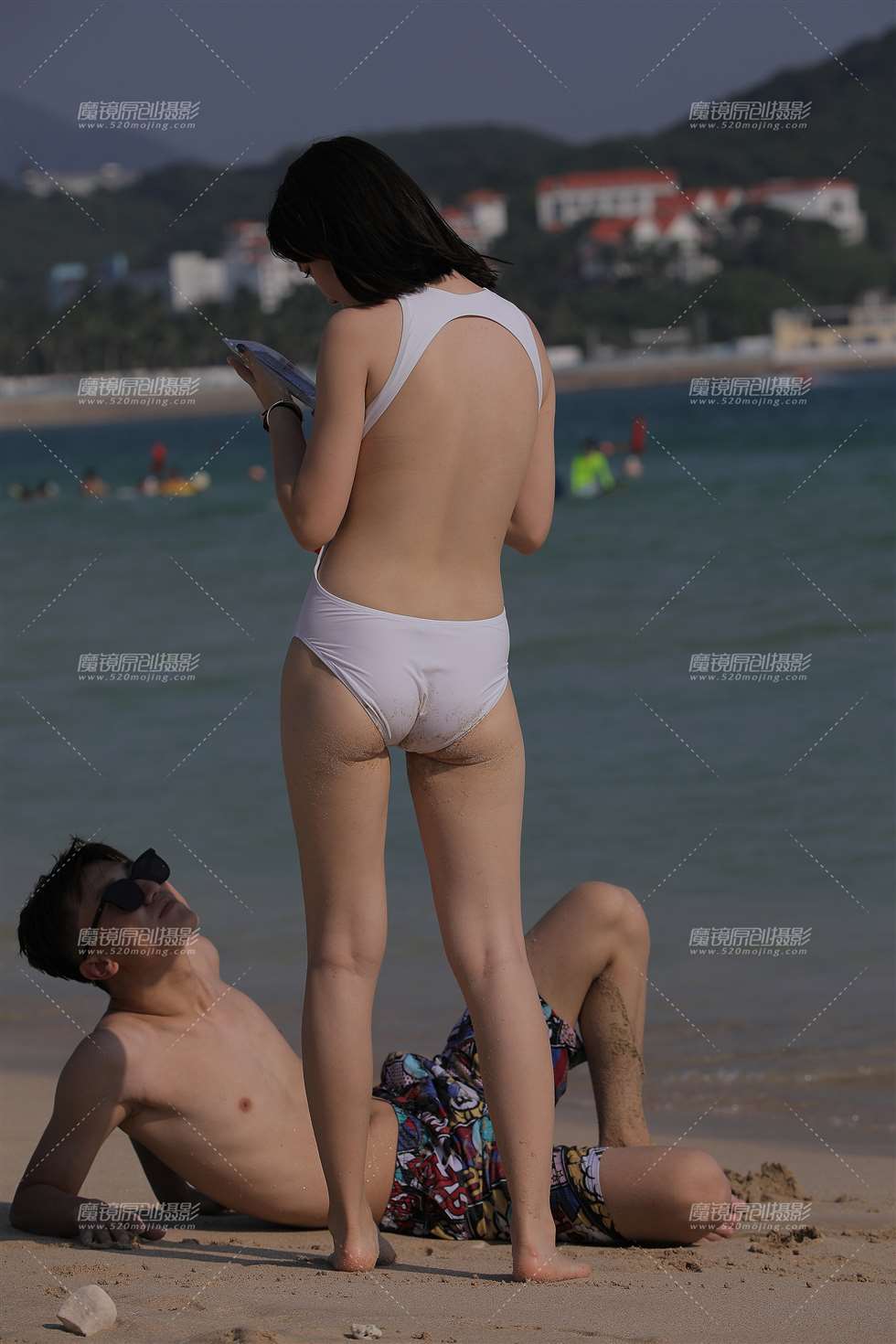 图片[5]-海边性感的白色高叉泳装美眉-街拍流行馆