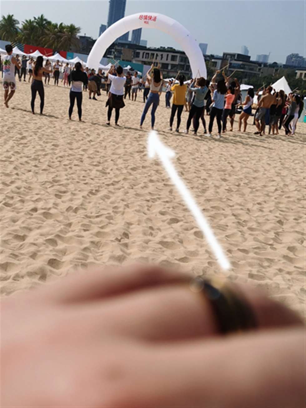 图片[3]-【神摄手赛贴】白色小马甲，蓝色健体裤-街拍流行馆
