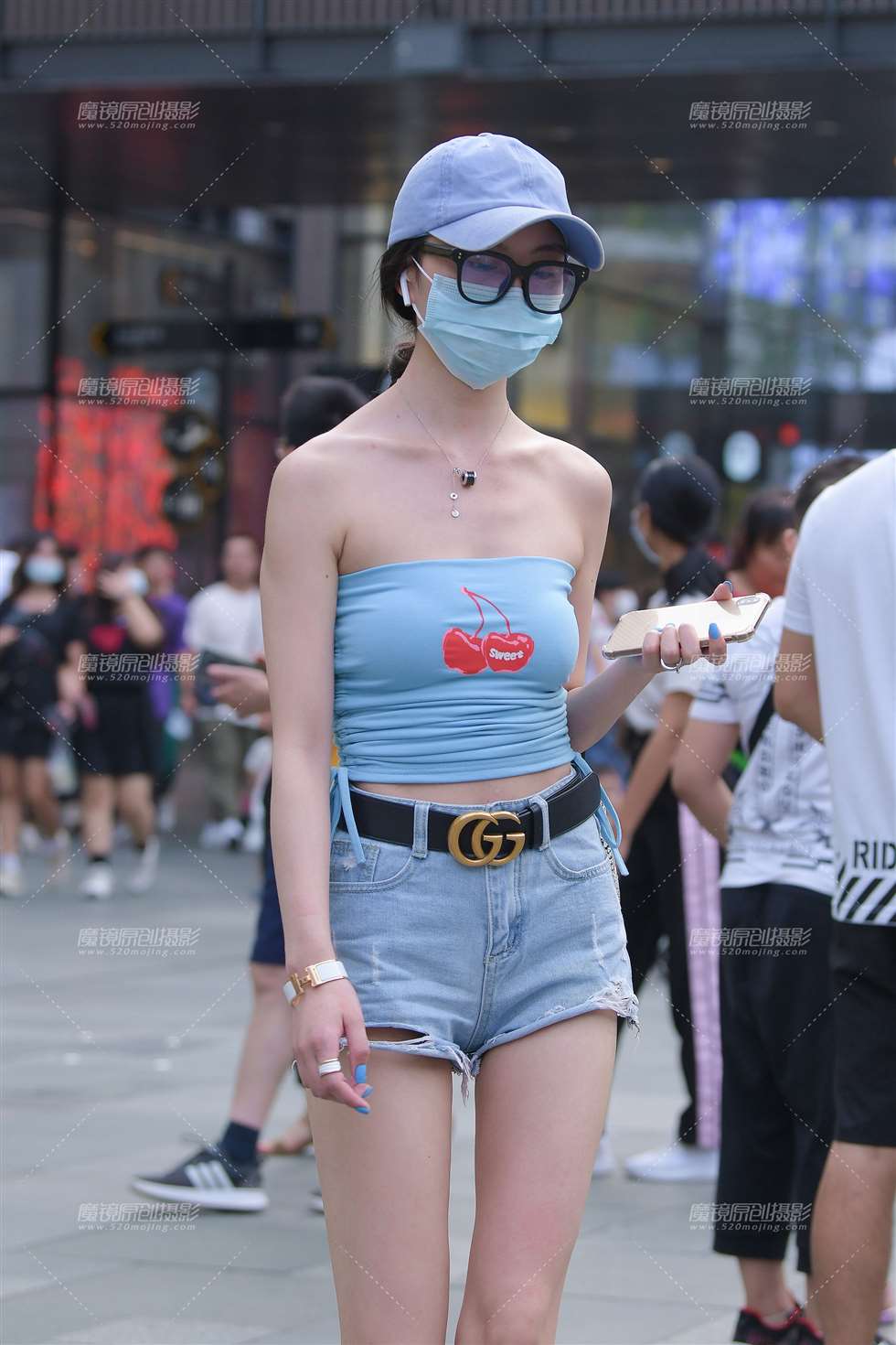 图片[4]-迷你热裤长腿美眉-街拍流行馆