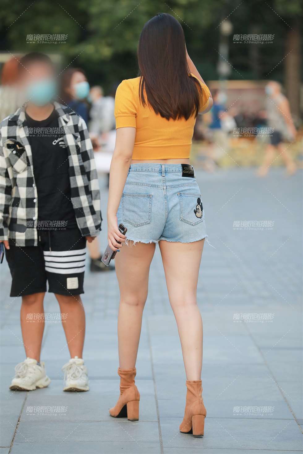 图片[4]-【玻璃街拍】丰满性感热裤小姐姐-街拍流行馆