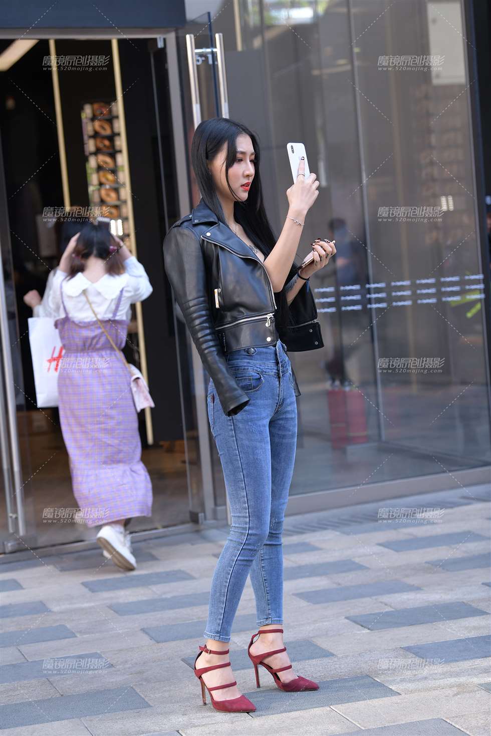 图片[1]-气质高冷范紧牛美女-街拍流行馆