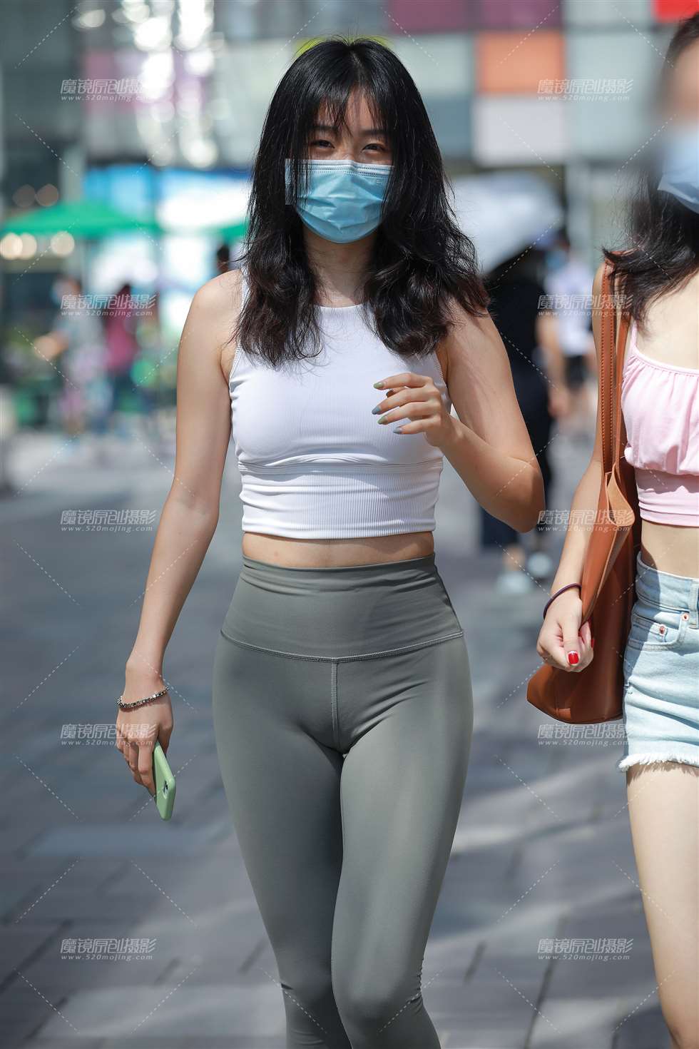 图片[1]-【玻璃街拍】紧身瑜伽裤小妹-街拍流行馆