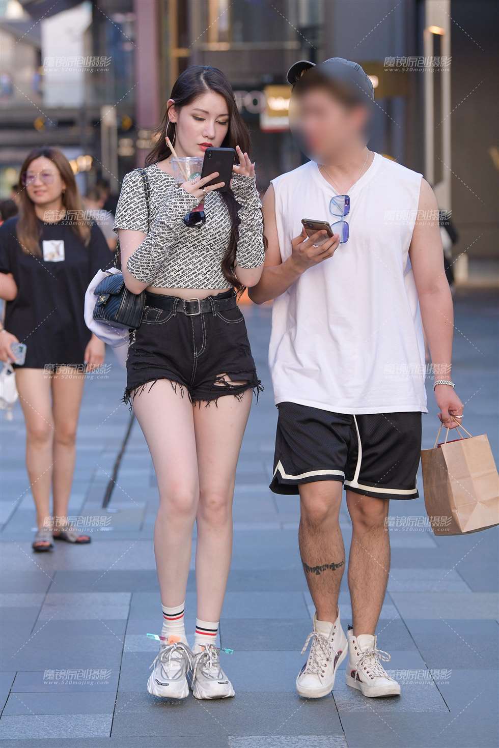 图片[1]-就喜欢这种稍微略粗点的大白腿-街拍流行馆