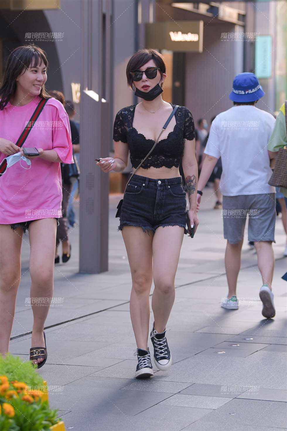 图片[1]-性感热裤闺蜜-街拍流行馆