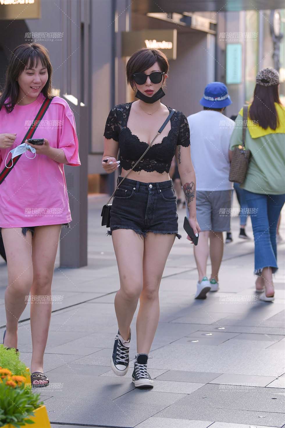 图片[4]-性感热裤闺蜜-街拍流行馆