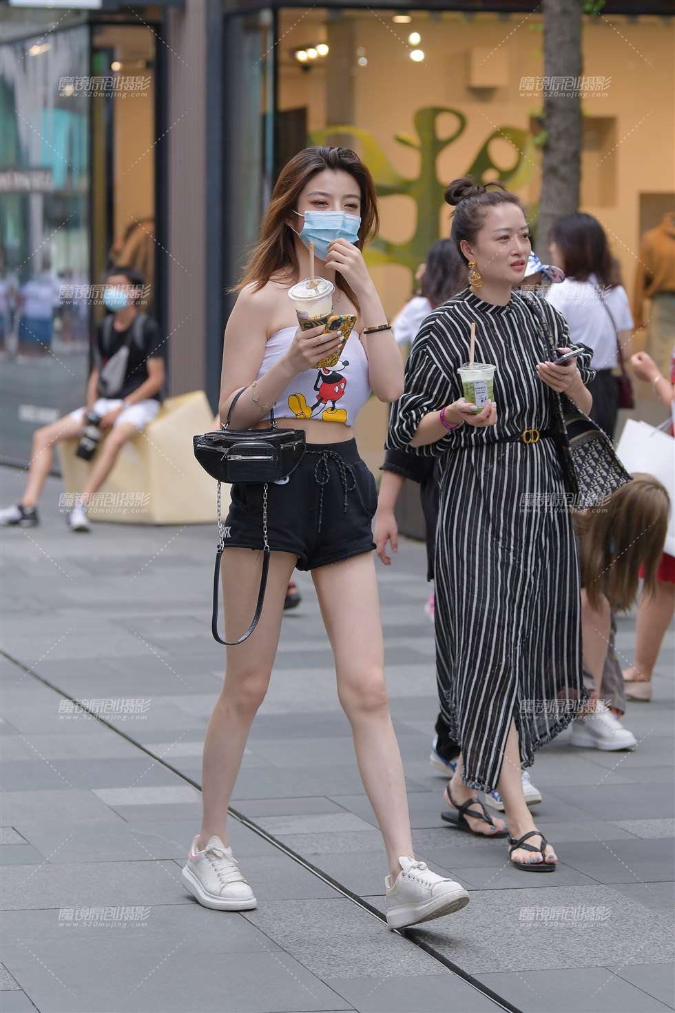 图片[3]-裹胸热裤美眉~-街拍流行馆