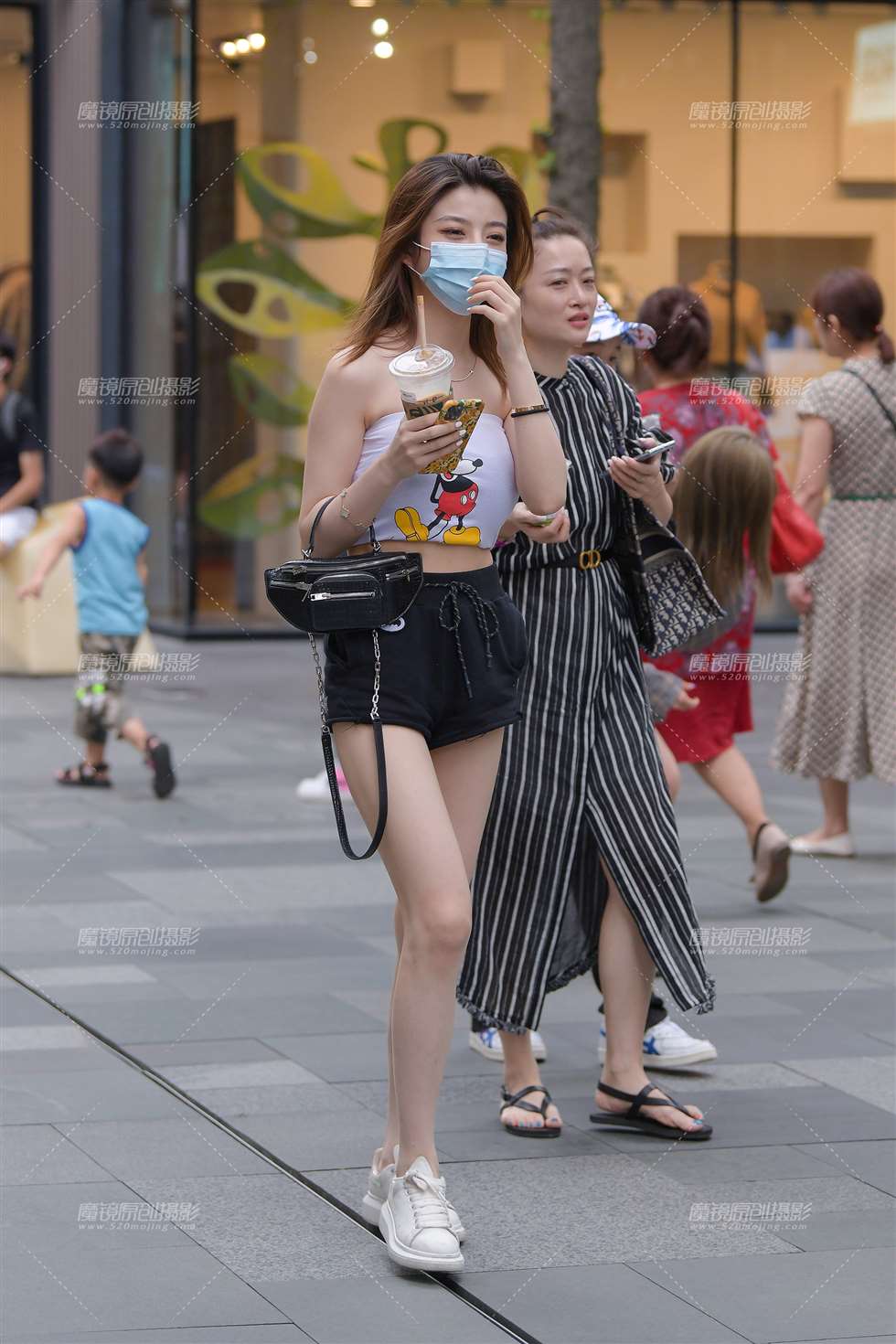 图片[4]-裹胸热裤美眉~-街拍流行馆