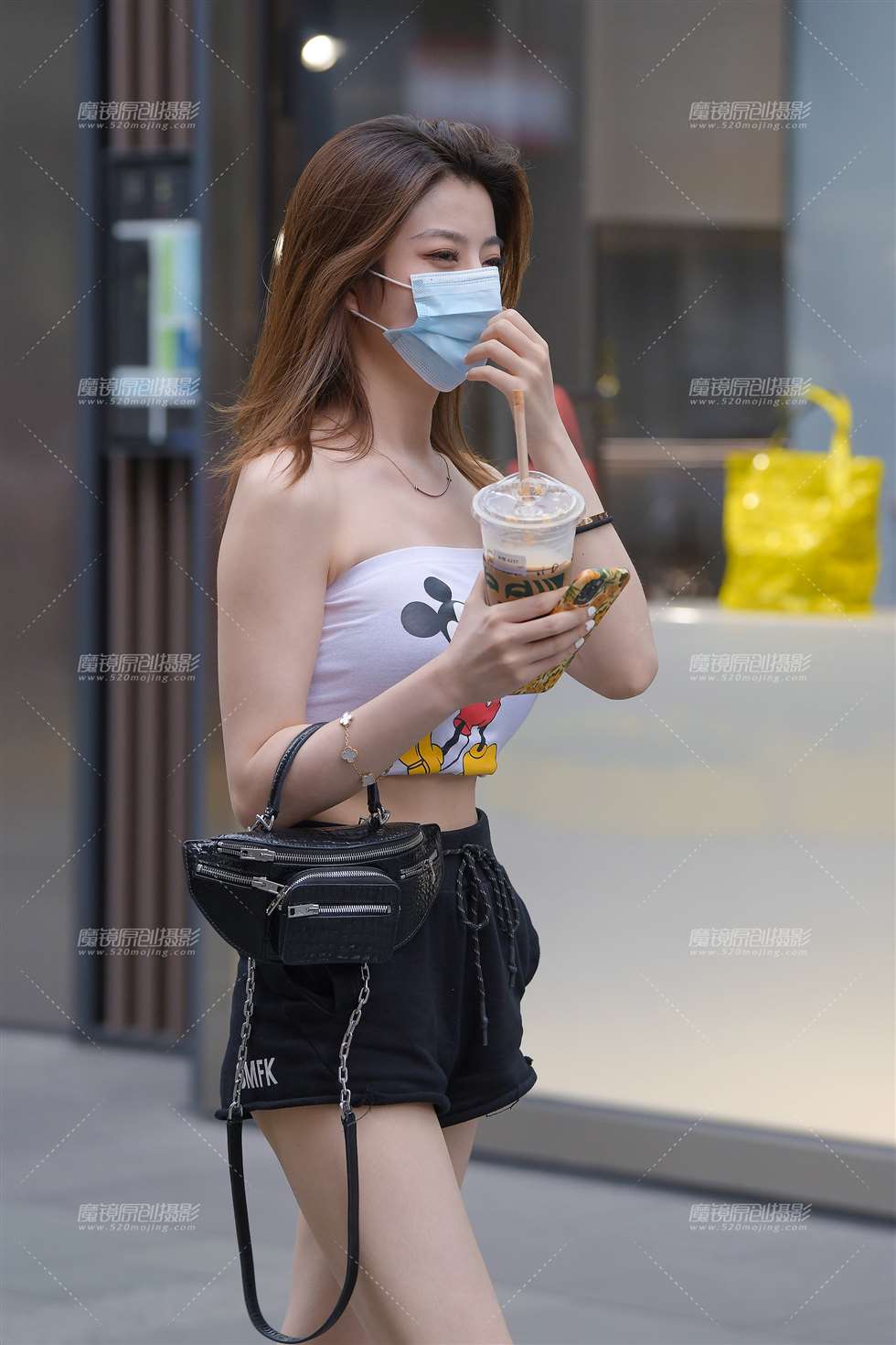 图片[5]-裹胸热裤美眉~-街拍流行馆