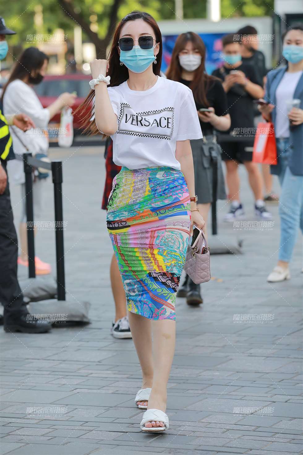 图片[1]-【玻璃街拍】彩色包臀裙小姐姐-街拍流行馆