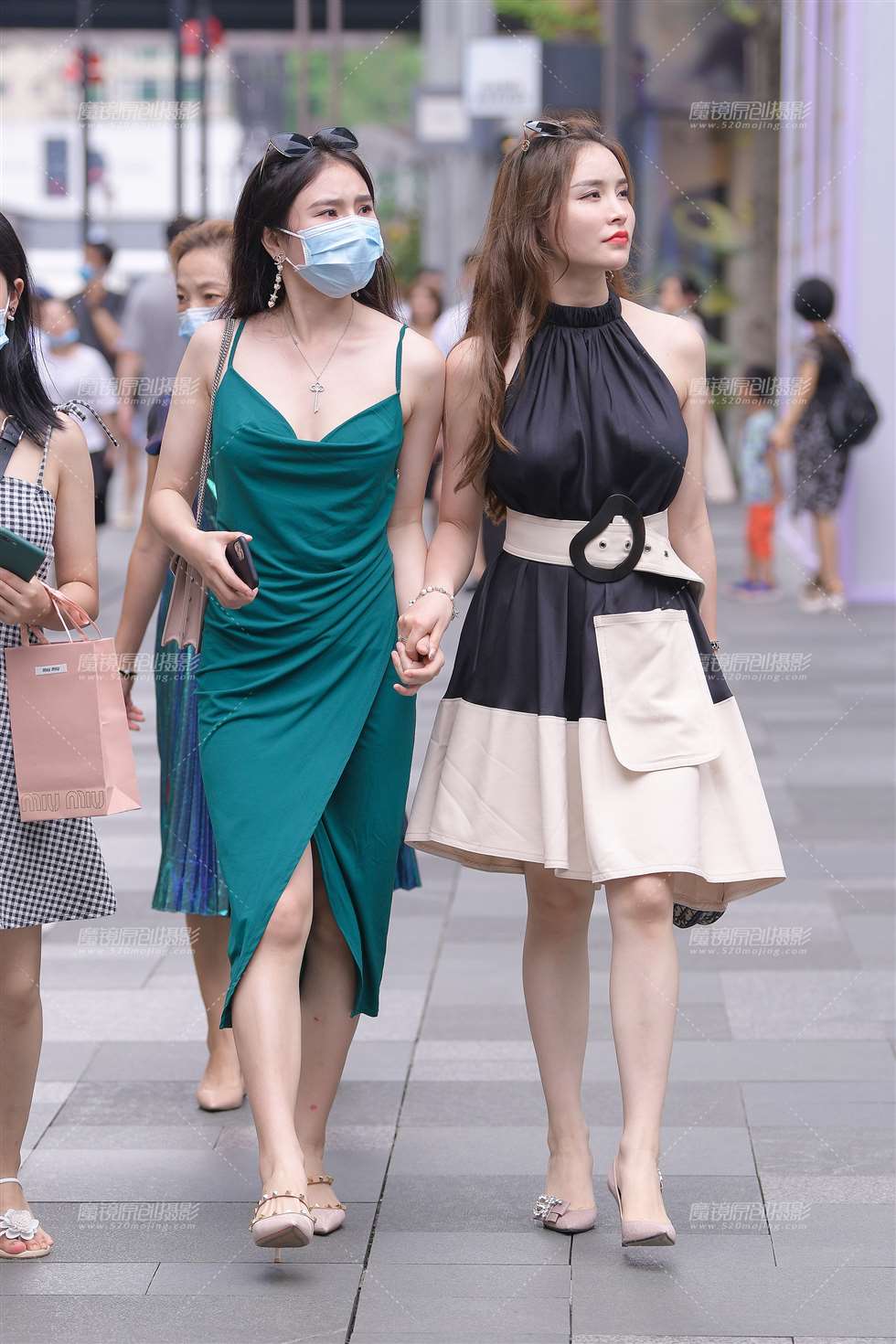 图片[1]-性感吊带倆闺蜜~-街拍流行馆