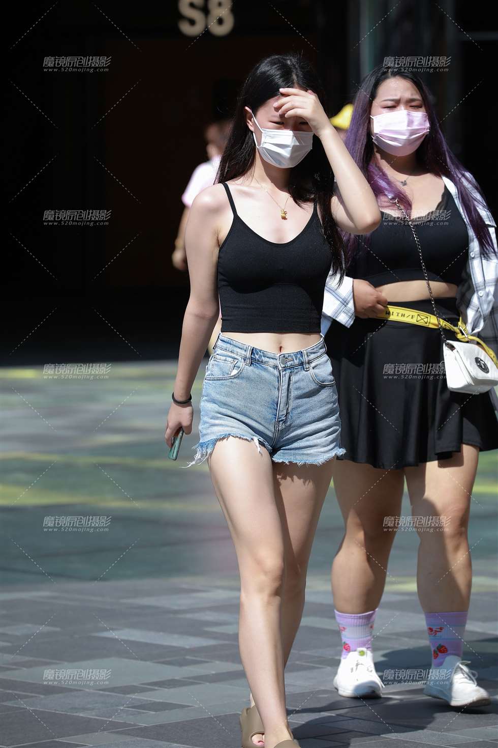图片[3]-【玻璃街拍】阳光下的热裤小妹-街拍流行馆