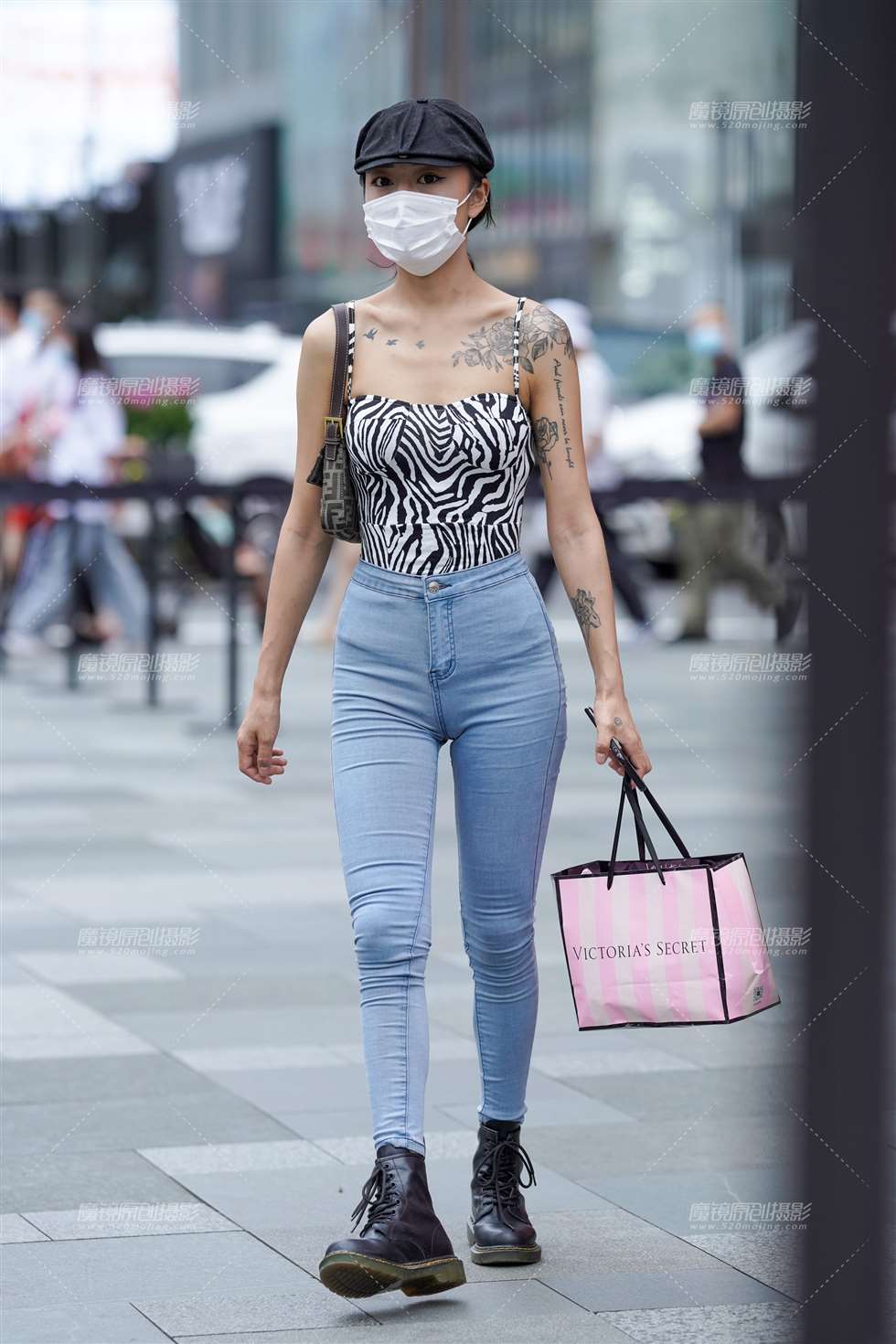 图片[1]-【凯恩赛贴】小姐姐穿紧牛也太好看了吧-街拍流行馆