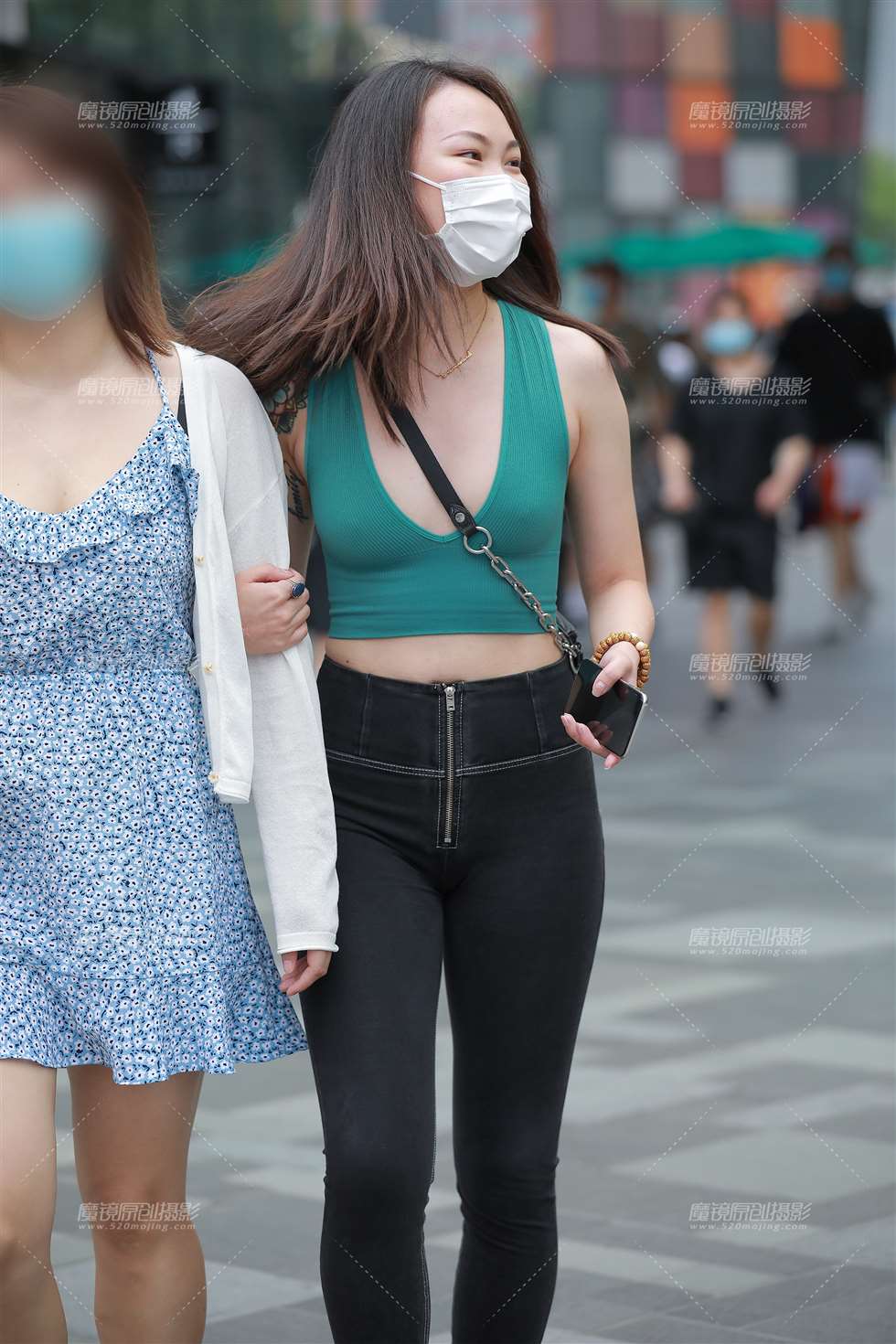 图片[3]-【玻璃街拍】性感紧身小妹-街拍流行馆