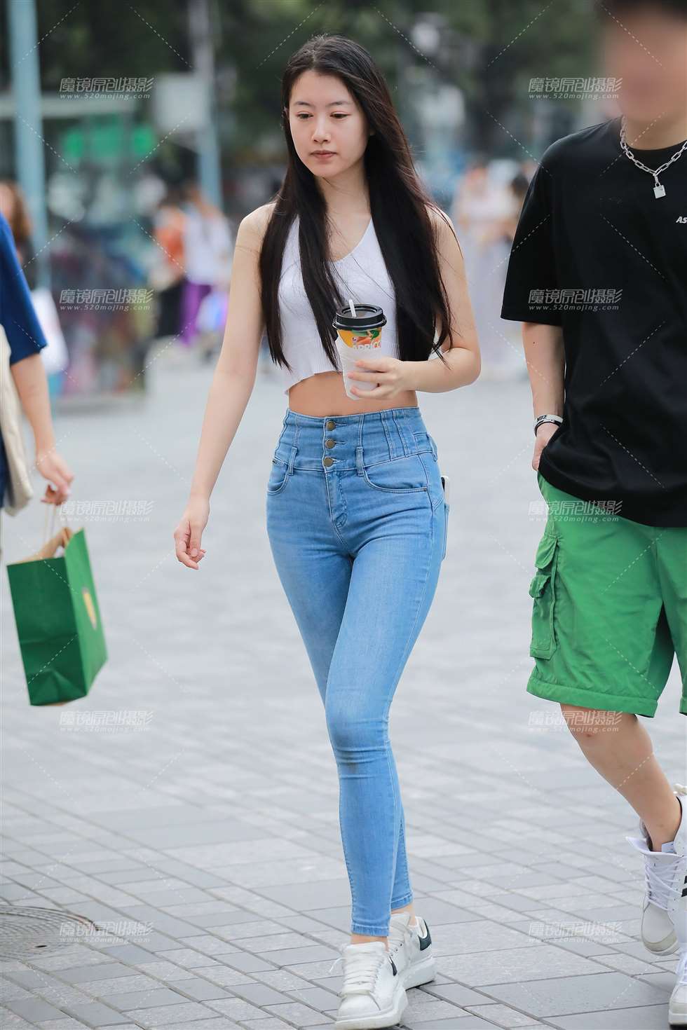 图片[1]-【玻璃街拍】紧身蓝牛女友-街拍流行馆