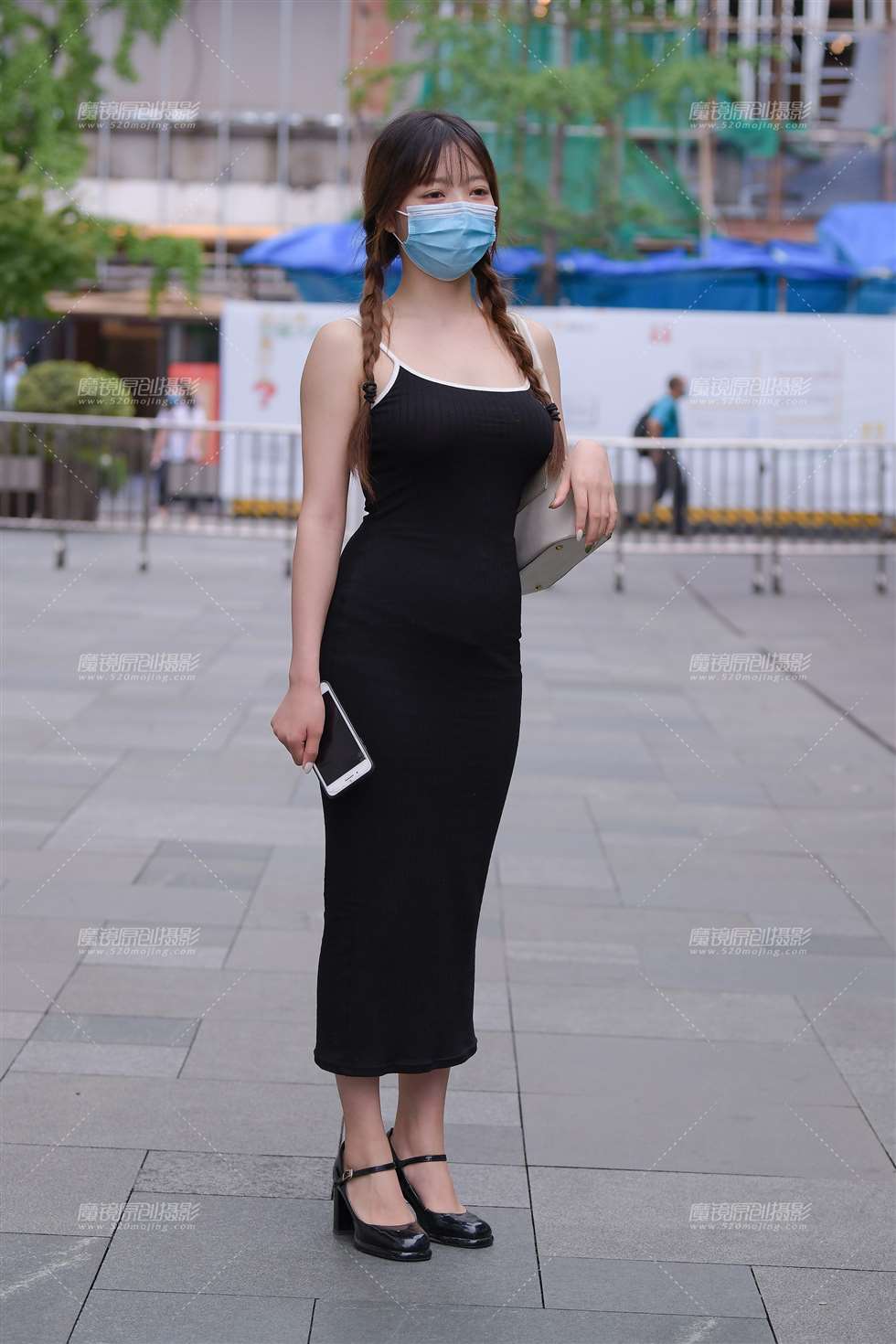 图片[1]-清纯而迷人的小姐姐-街拍流行馆