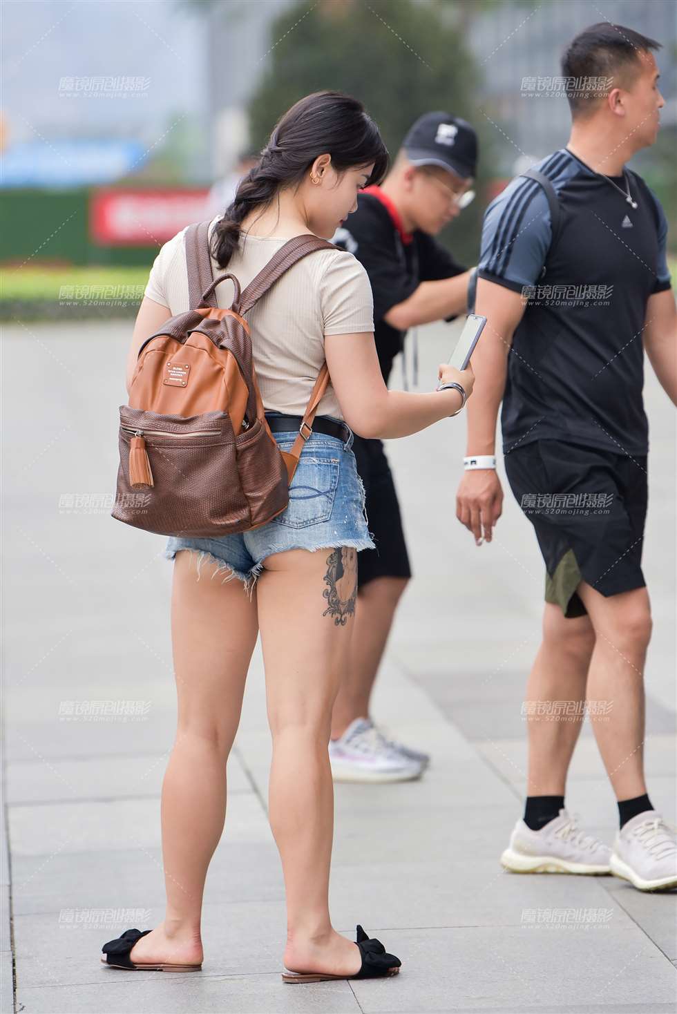 图片[1]-场外热裤妹-街拍流行馆