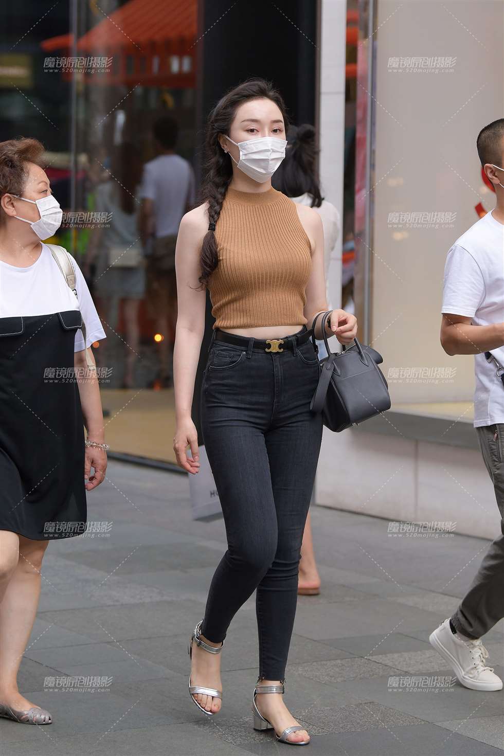 图片[1]-满分的紧牛美女-街拍流行馆
