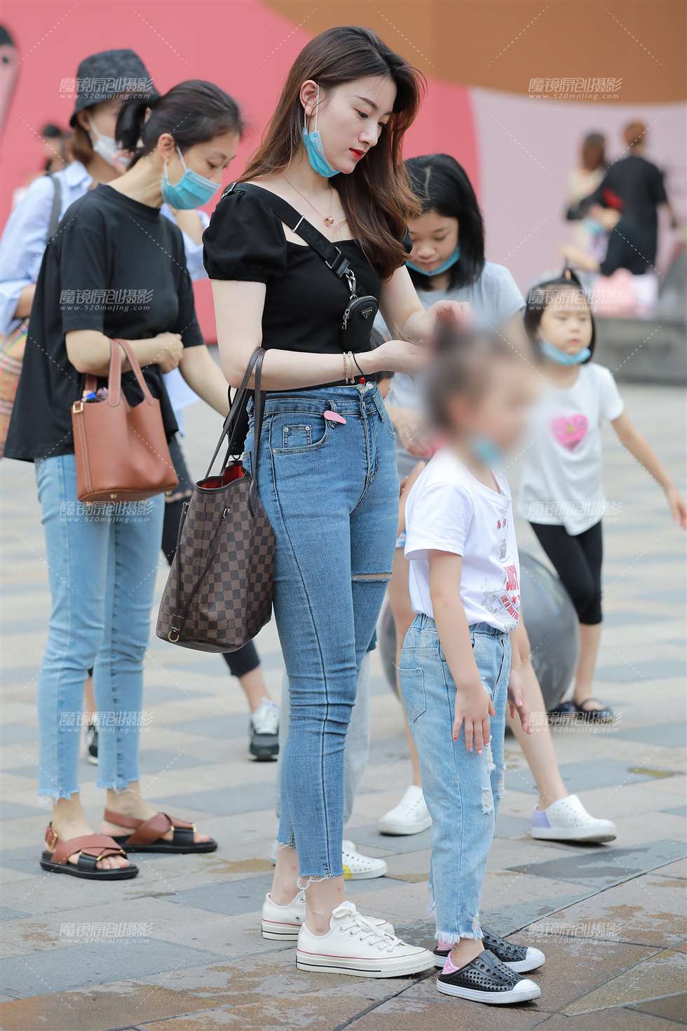 图片[1]-【玻璃街拍】贴心的牛仔裤辣妈-街拍流行馆