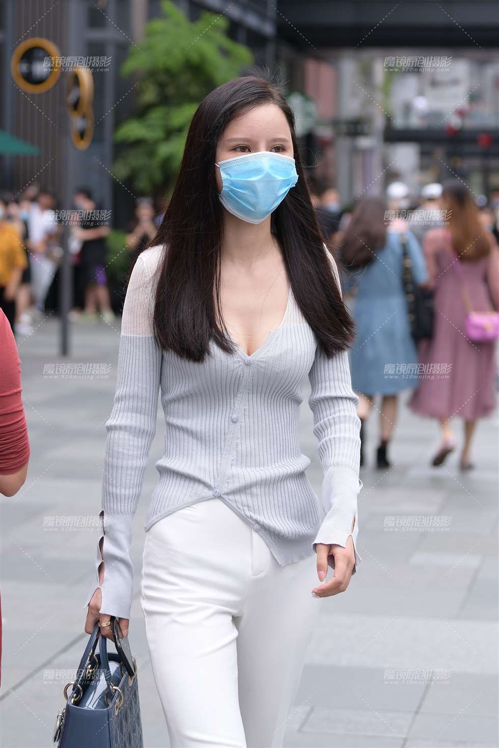 图片[1]-性感白裤~-街拍流行馆
