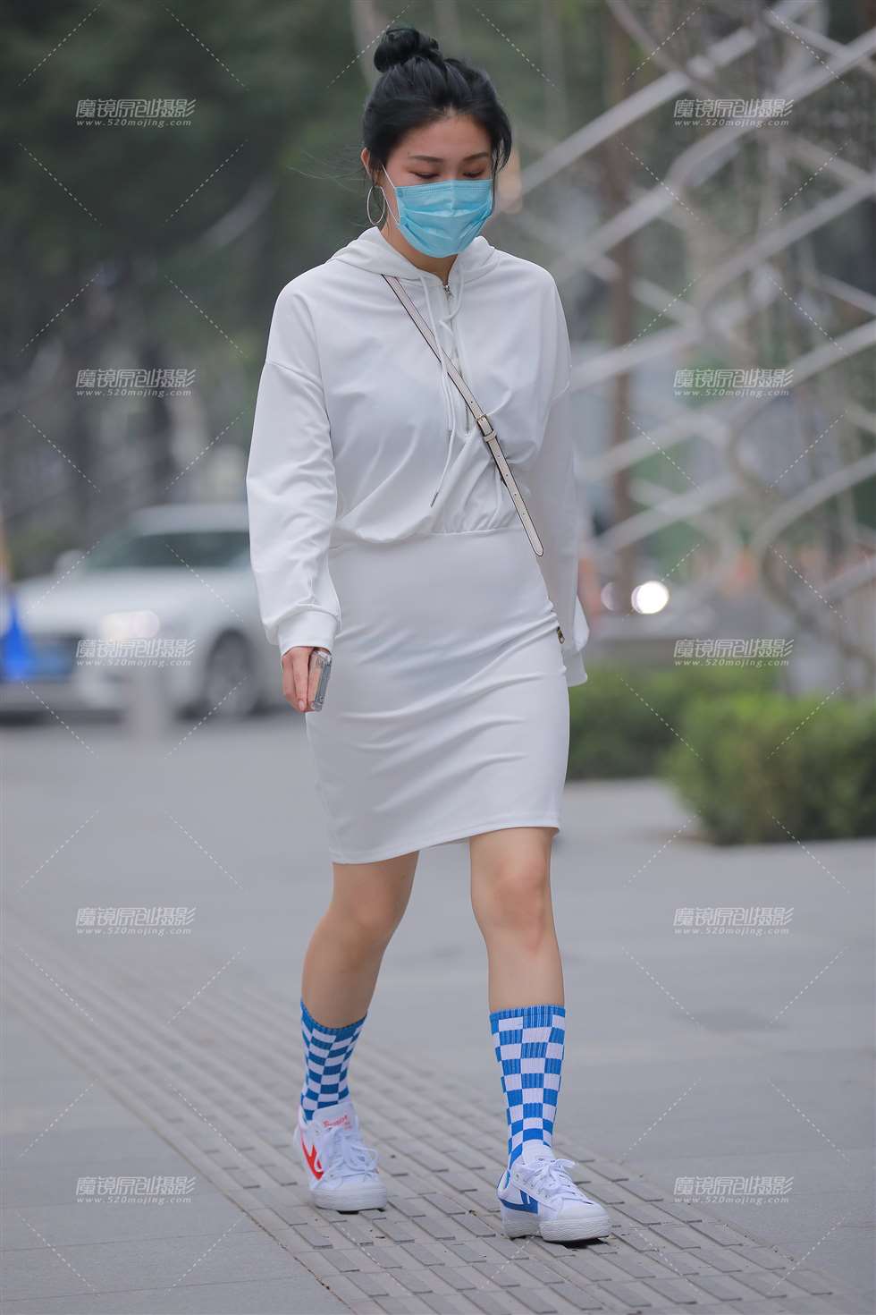 图片[1]-【玻璃街拍】性感白色包臀裙-街拍流行馆