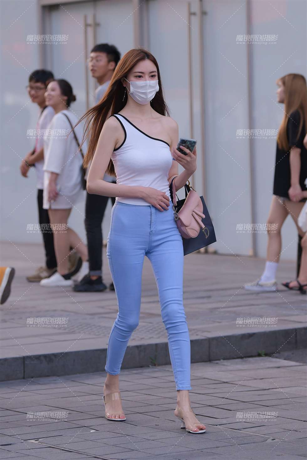 图片[1]-十分高挑的紧牛美女-街拍流行馆