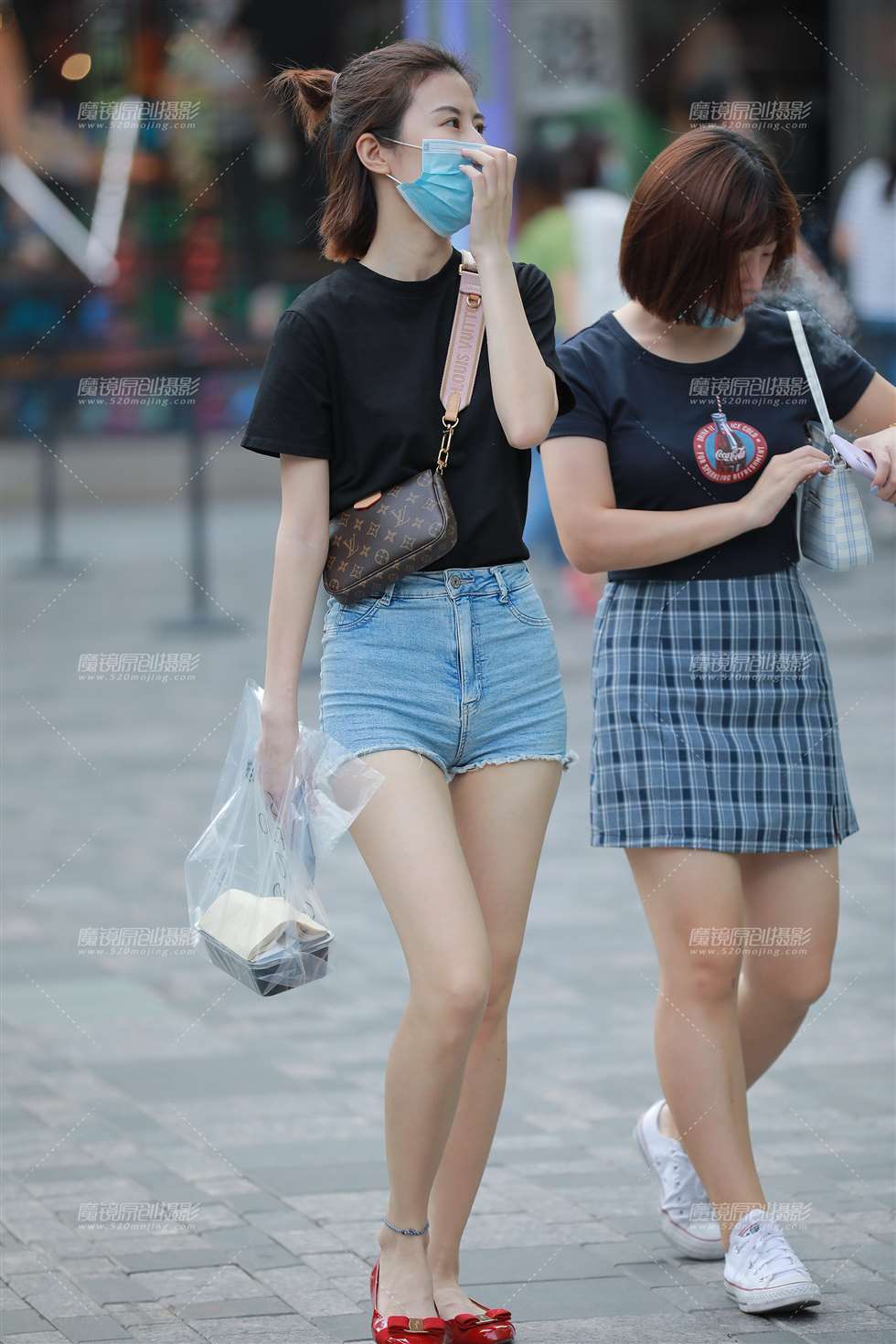 图片[1]-【玻璃街拍】牛仔热裤小妹-街拍流行馆