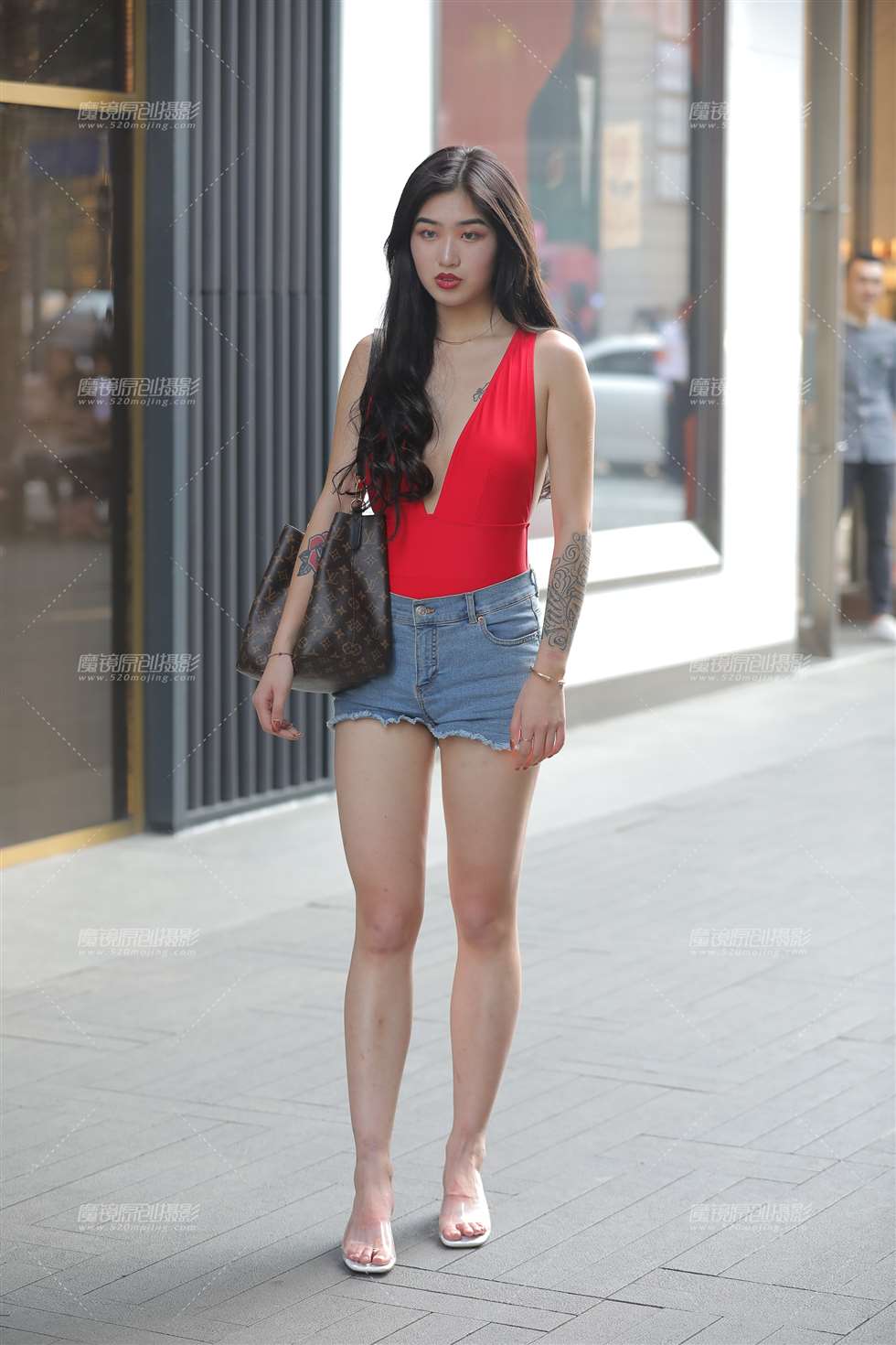 图片[1]-小姐姐的深V很吸睛-街拍流行馆