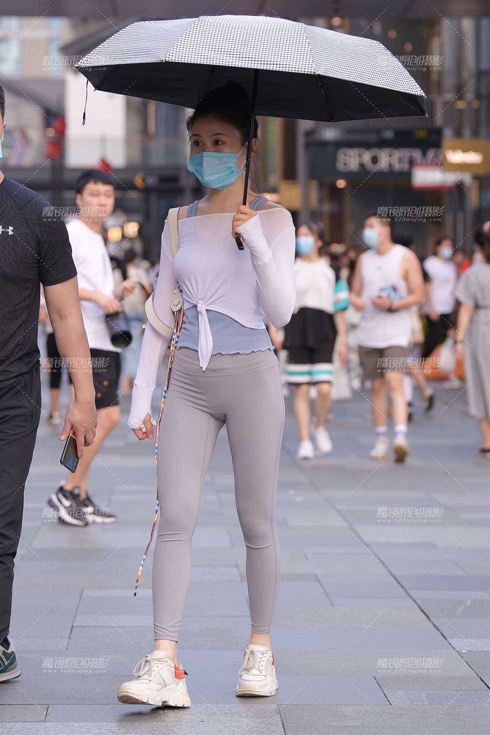 图片[3]-性感灰色紧身裤美女-街拍流行馆
