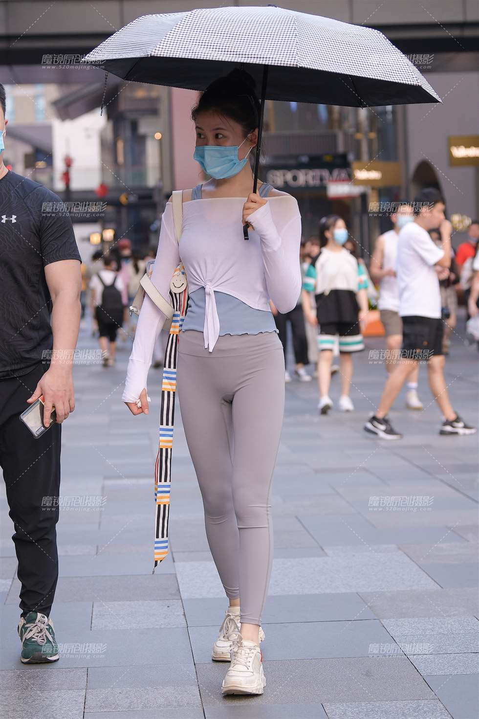 图片[4]-性感灰色紧身裤美女-街拍流行馆