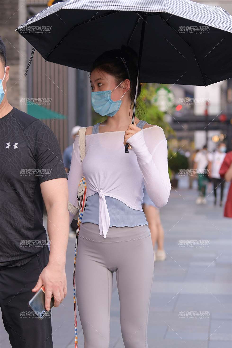 图片[1]-性感灰色紧身裤美女-街拍流行馆
