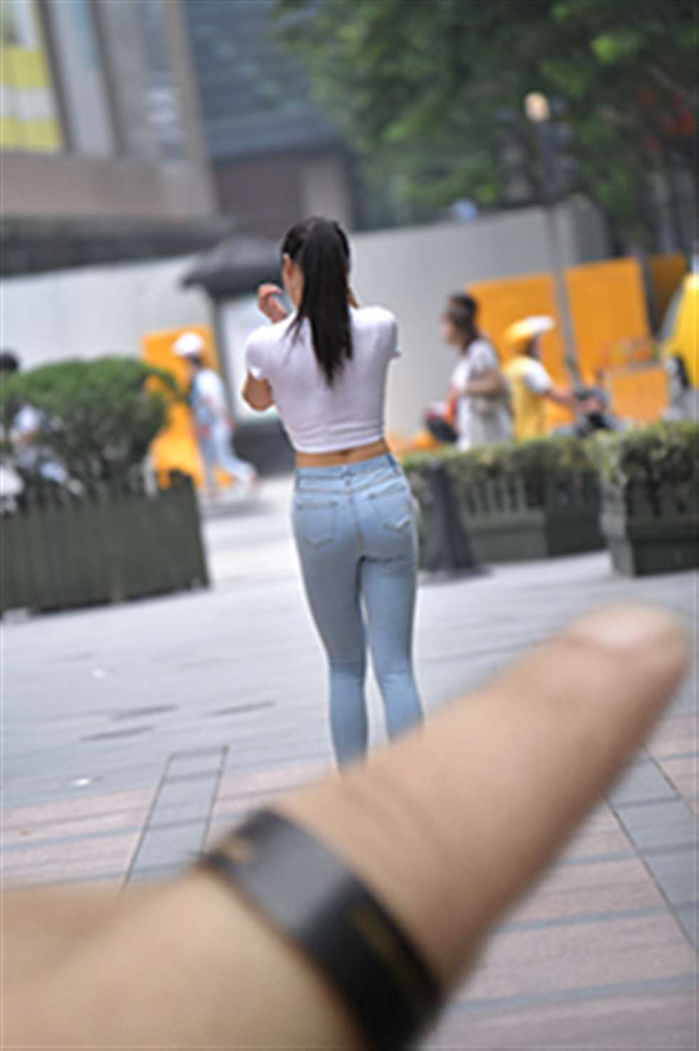 图片[3]-【咔喳赛帖】马路上的浅色牛仔-街拍流行馆