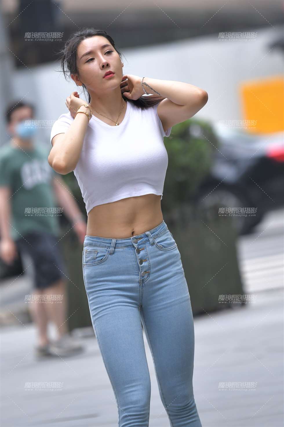 图片[4]-【咔喳赛帖】马路上的浅色牛仔-街拍流行馆