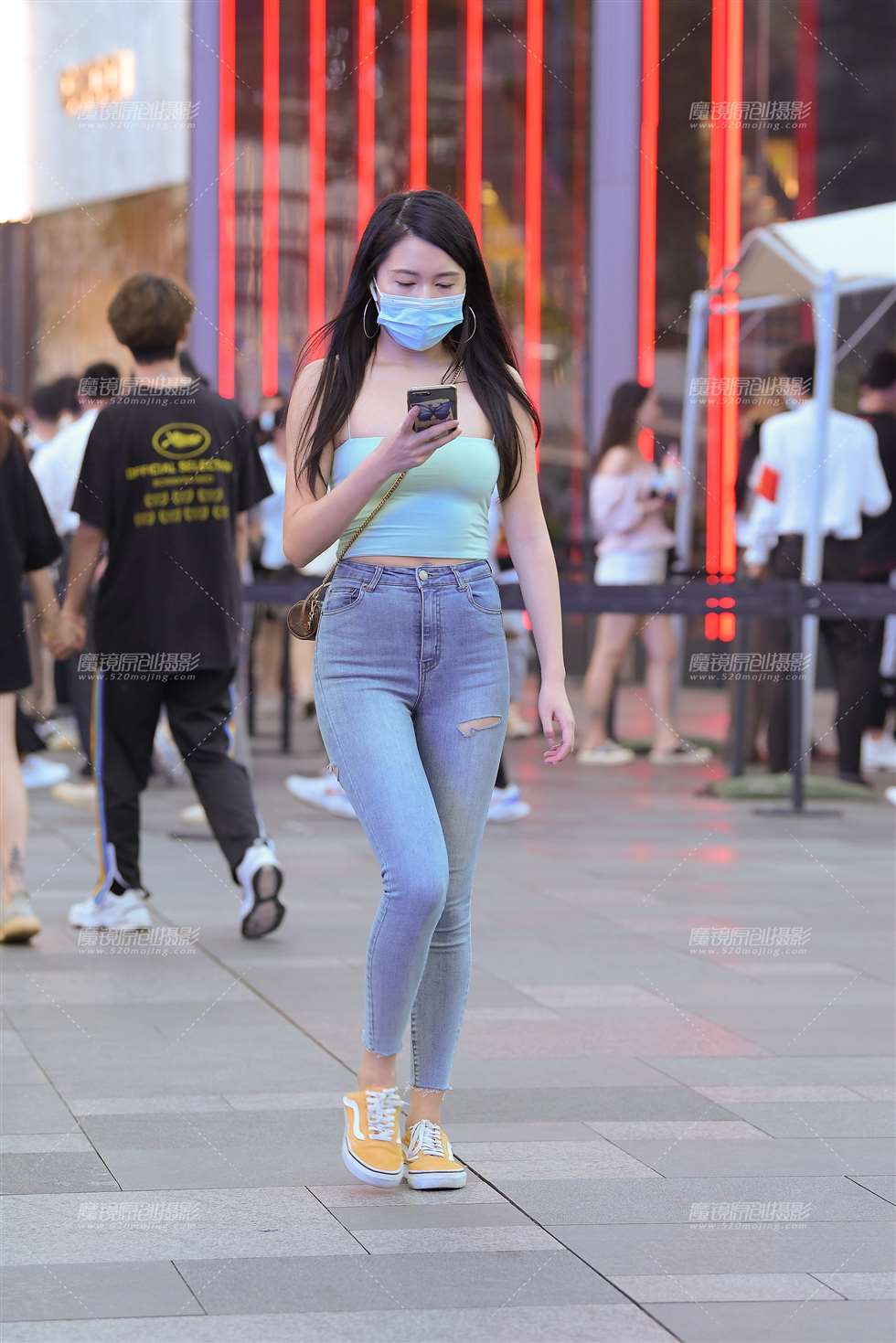 图片[3]-性感破洞铅笔紧牛美女-街拍流行馆