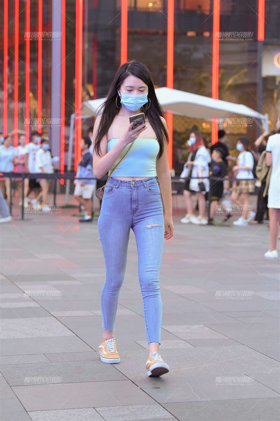 图片[1]-性感破洞铅笔紧牛美女-街拍流行馆